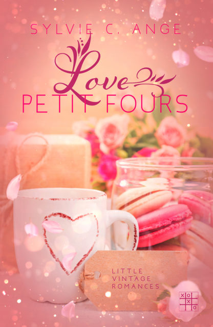 Das Cover zu Love Petit Fours von Sylvie C. Ange. Ein Tisch mit Tasse und kleinen Leckereien.