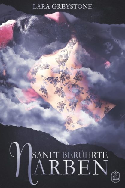 Das Cover zu Sanft berührte Narben (Unsterblich geliebt 3) von Lara Greystone. Eine Frau auf dem Bauch liegend. Auf ihrem Rücken sind viele Blumen tattoowirt.